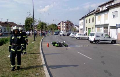 Motoristi pali u potok, a motor se zabio u stup