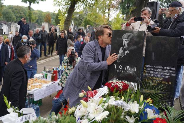 At the Central Cemetery marked the 30th anniversary of the death of the legendary bohemian and folk music singer Tomo Zdravkovic.Na Centralnom groblju obelezeno 30 godina od smrti legendarnog boema i pevaca narodne muzike Tome Zdravkovica.