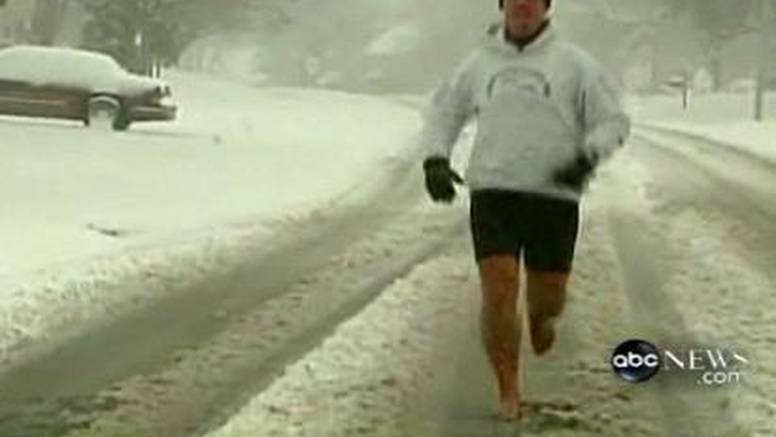 Prečao 22.100 kilometra po snijegu bos bez tenisica