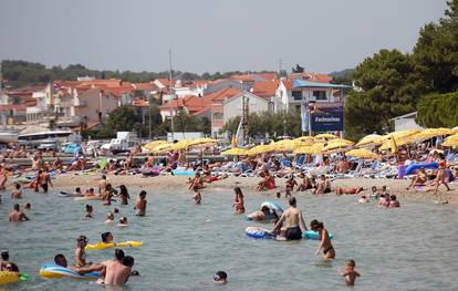 Plaže u Vodicama pune su kupača koji uživaju u sunčanom i toplom danu