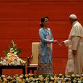 Papa se susreo s Suu Kyi  i nije izrijekom spomenuo Rohindže