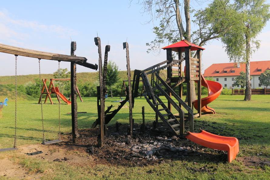 U Slavonskom Brodu netko zapalio dječje igralište, Grad: 'Čim obnovimo, netko uništi'