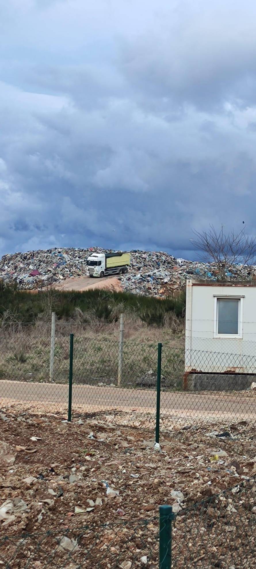 EKSKLUZIVNE SNIMKE: Opasni i plastični otpad bacali su i na gradsko odlagalište u Gospiću!