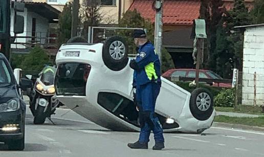 KRŠ I LOM U ZAPREŠIĆU! Auto je završio na krovu u raskrižju