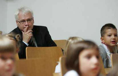 Josipović s prvašićima u klupama na prvi dan škole