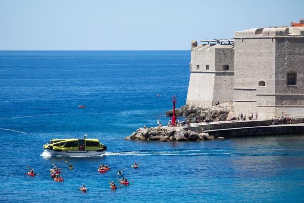Dubrovnik: Brojni posjetitelji plaže Banje već uživaju u kupanju u moru