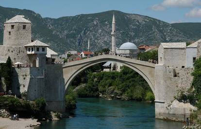 Spomenik UNESCO-a Stari most počeo se raspadati?