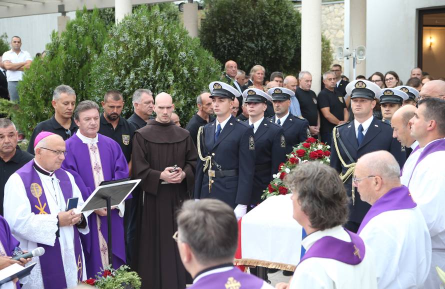 Imotska krajina oprostila se od svoga komodora Ivice Tolića