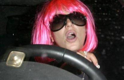 'Ružičasta' Britney Spears u autu ljubila svog terijera
