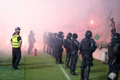 FOTO Pogledajte scene kaosa u Ljubljani: Vatra na tribinama, specijalci i tučnjave divljaka!