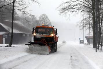 Platak: Zbog lošeg vremena malobrojnii izletnici uživaju u snijegu.