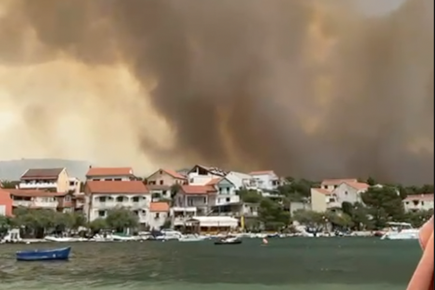 Vatra okružila kuće u Grebaštici: 'Širi se brzo, vjetar nam otežava'