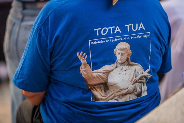 Split: Održana je molitva krunice na splitskom Peristilu