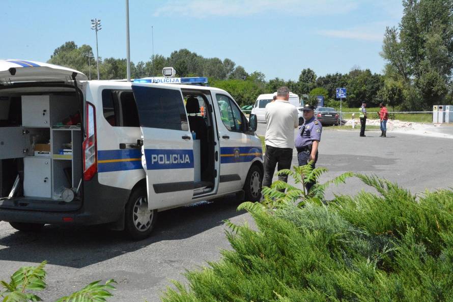 Kamion naletio na grupu ljudi na autocesti izmeÄu Novske i OkuÄana, dvije osobe poginule