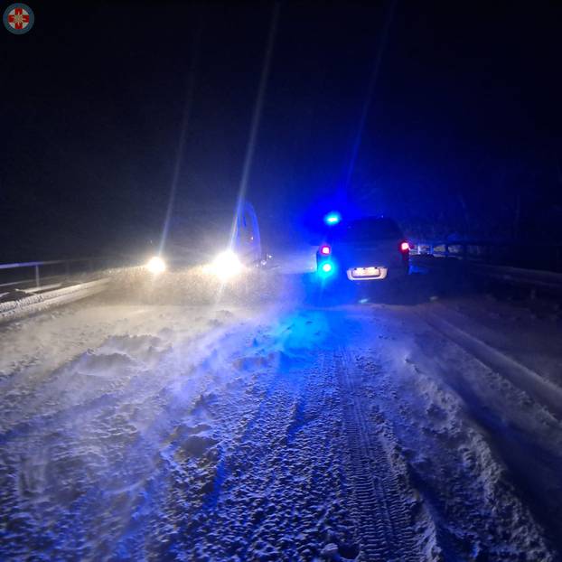 Šibenski HGSS-ovci tijekom noći spasili šestero ljudi koji su zaglavili u snijegu na cesti Knin - Gračac