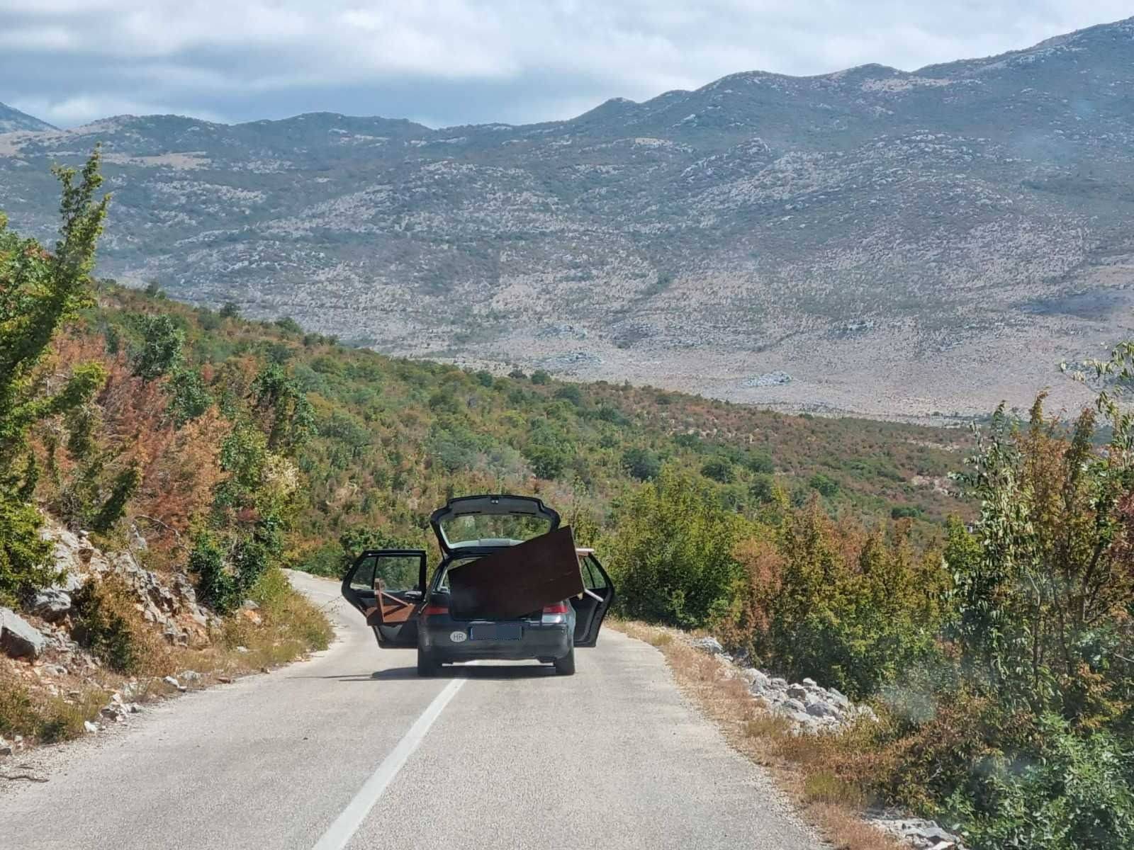 Od vrata do vrata! Natovario u auto stol i klupu, vozio tako kilometrima: 'Šokirali smo se'