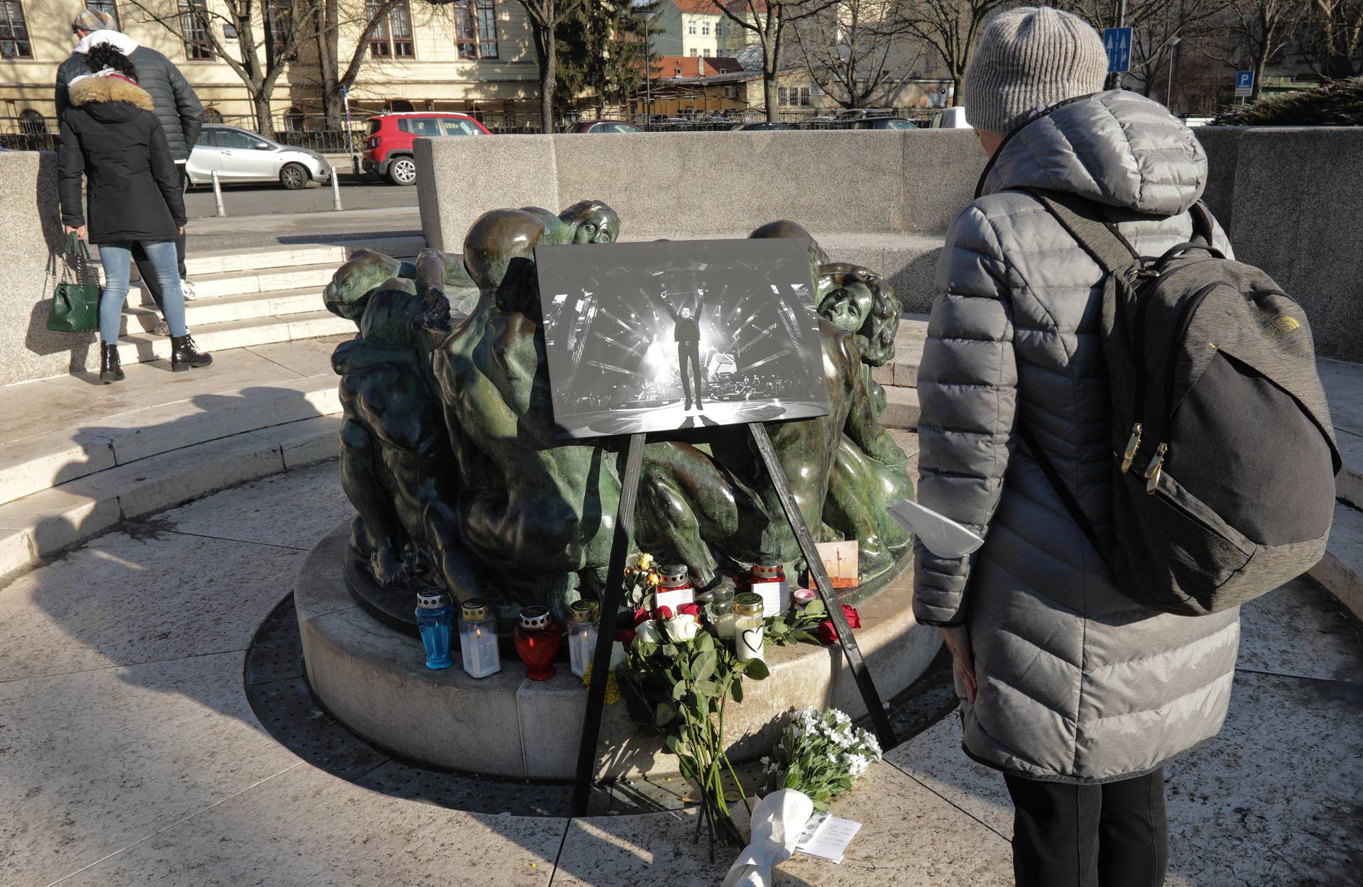 Zagreb: Husein Hasanefendić Hus i prijatelji postavili sliku Akija Rahimovskog kod Zdenca života  i zapalili svijeće 
   