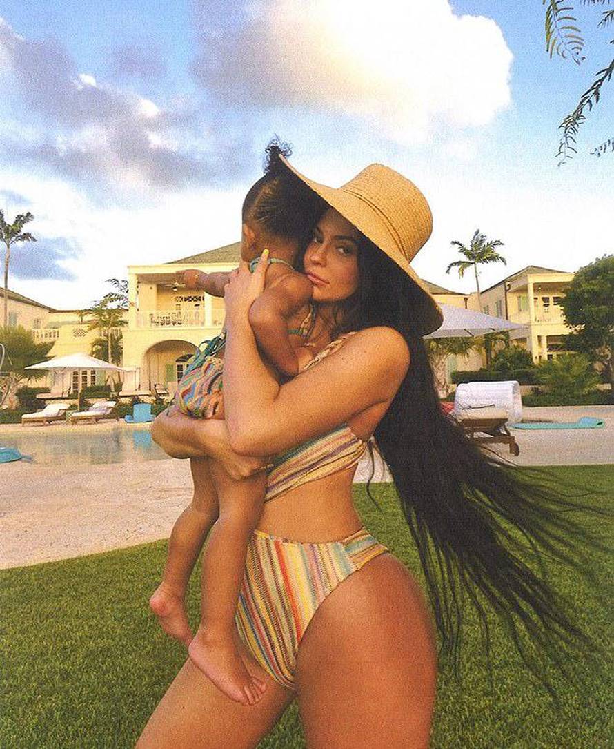 Prugasti badić je još 'in': Nosila ga je Bandićeva desna ruka, a vole ga i Maja, Lille, Liz Hurley