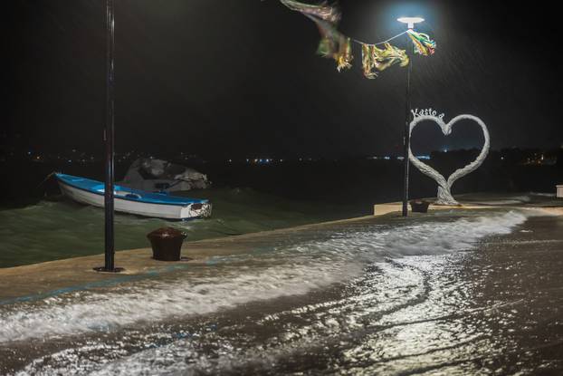 Kaštela: Ciklonalna plima poplavila rivu i okolne ulice