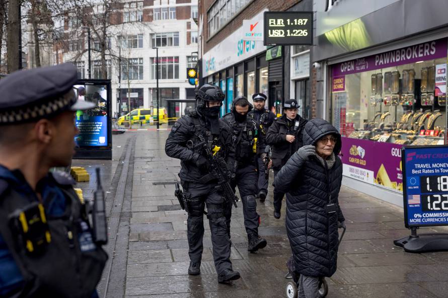 ?ovjek maše nožem s prozora u Lewishamu, policija na terenu