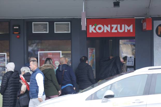 
Zagreb: Gužve na autobusnom kolodvoru ispred rijetko otvorenih dućana i pekarnica u gradu