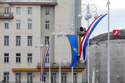 Zagreb: Zastave Republike Hrvatske izvješene po zgradama povodom Dana državnosti