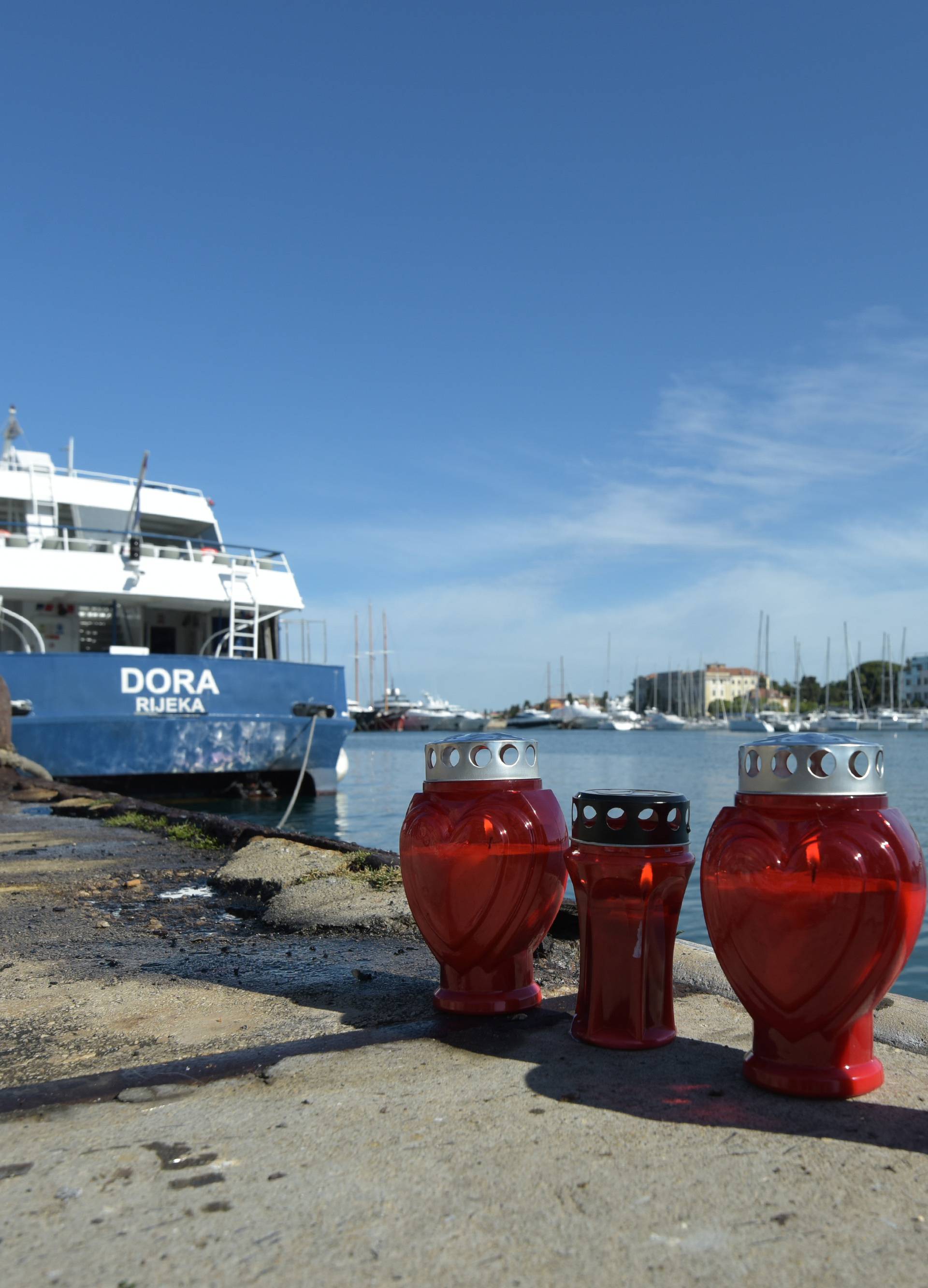 Zadar: Na mjestu prometne nesreće u luci zapaljene svijeće