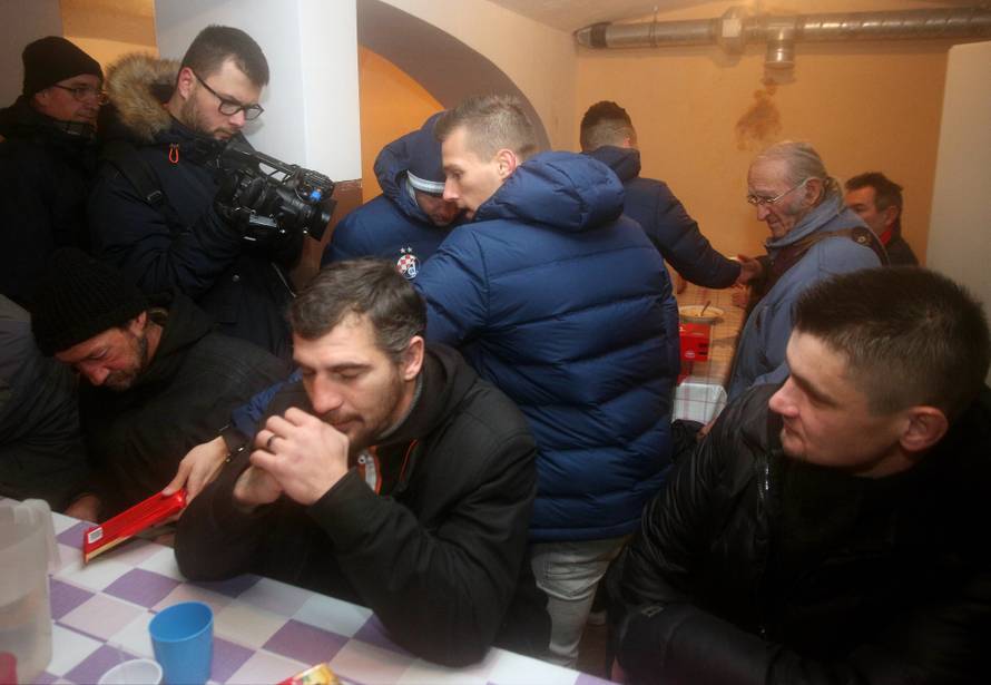 Zagreb: NogometaÅ¡i Dinama podjelili poklone i tople obroke korisnicima puÄke kuhinje