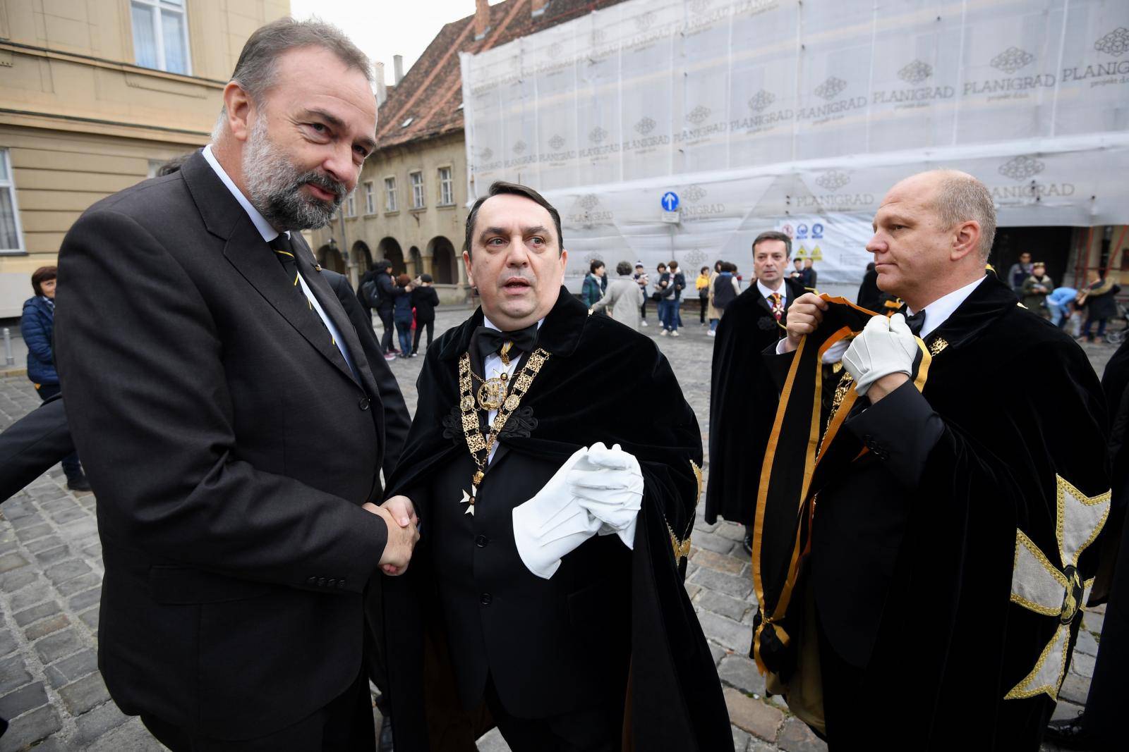 Zagreb: Postrojavanje više od 300 vitezova Reda sv. Jurja ispred crkve sv. Marka