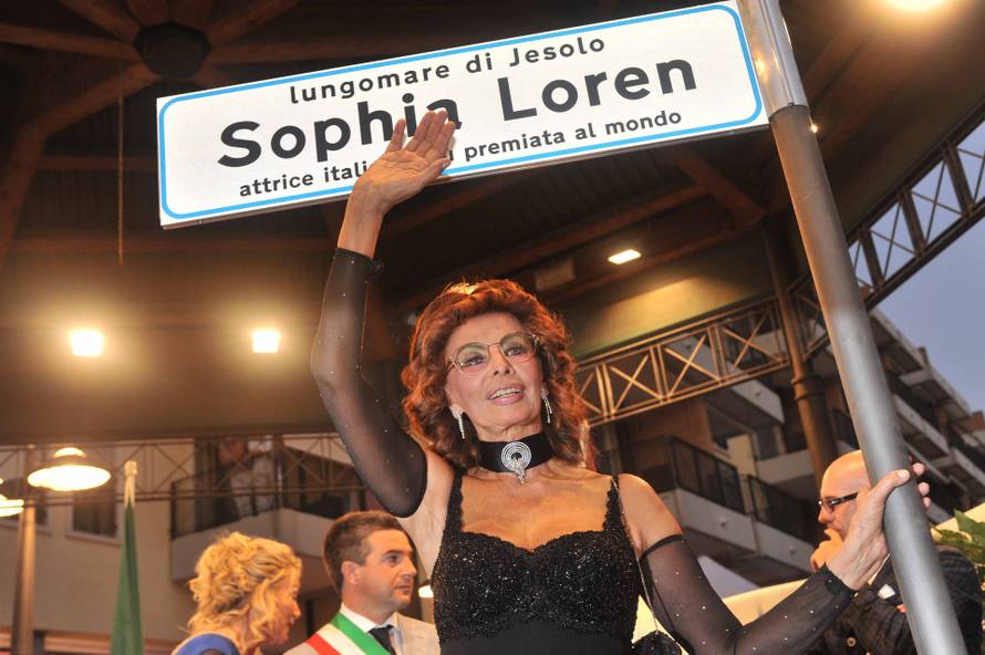 JESOLO - AGGIUNTO IL NOME DI SOPHIA LOREN SUL LUNGOMARE DELLE STELLE