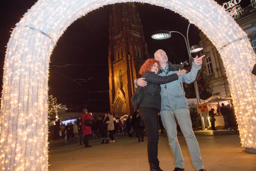 Bilo kuda, Advent svuda: Evo kako izgledaju hrvatski gradovi