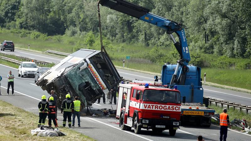 Autom se zabio u ogradu na A3 pa mahao svjetiljkom: 'Stanite'. Vozač autobusa nije ga vidio... 15 pxl 040525 132194075 Rm6wpQV
