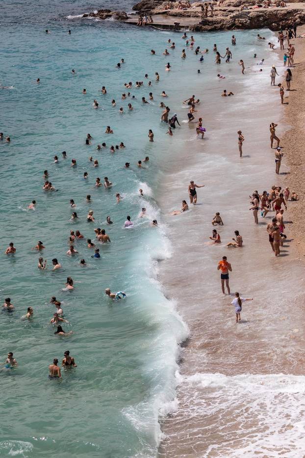 Dubrovnik:  Prepune dubrovačke plaže i gužva unutar zidina