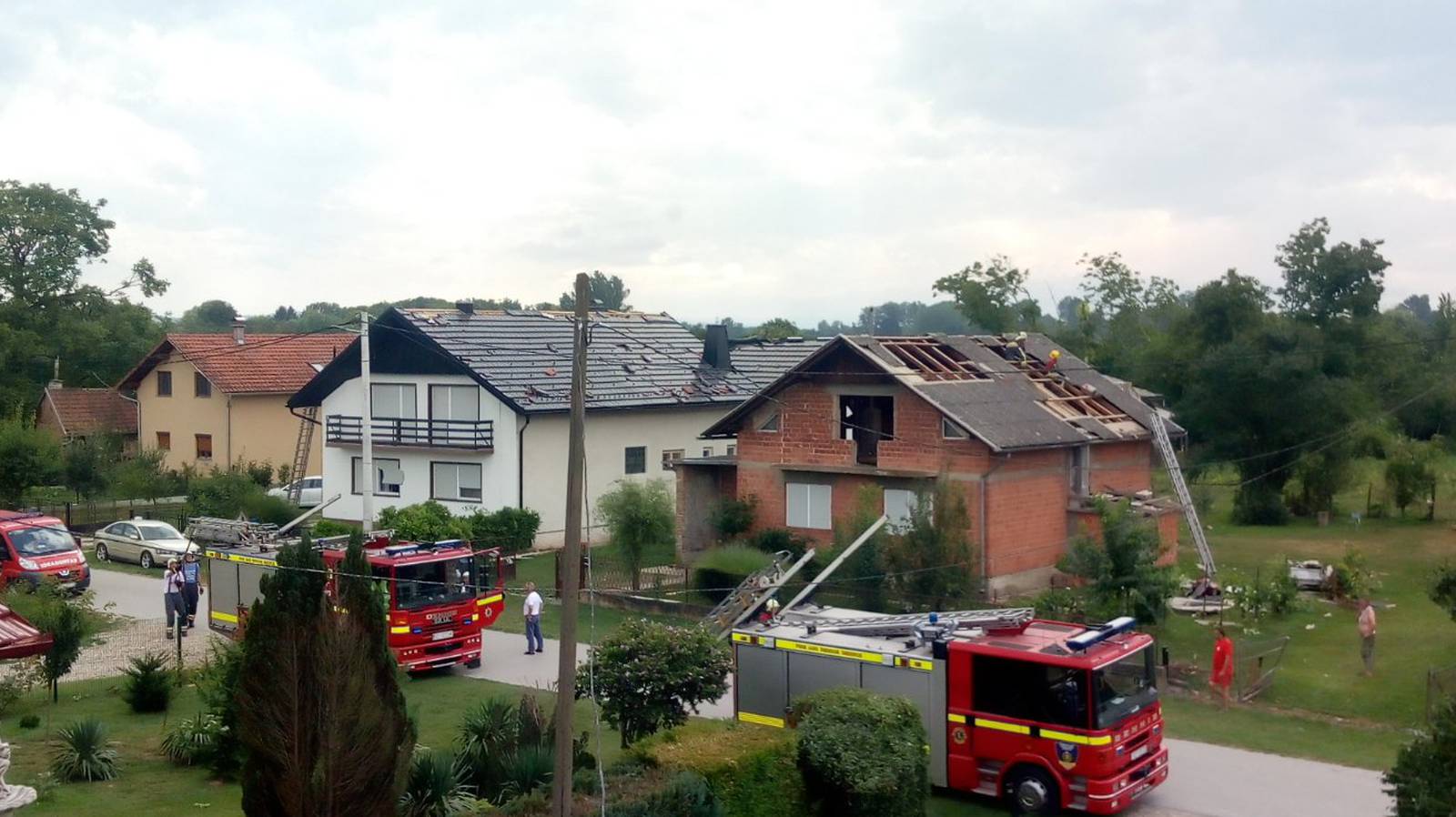 Pijavica je uništila desetak kuća u Hrženici: Čupala je i stabla