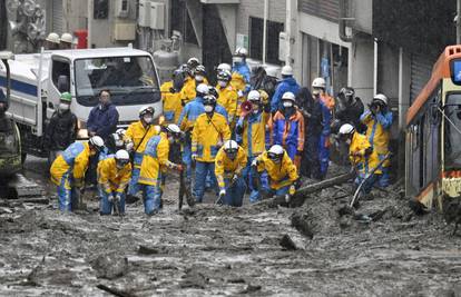 U Japanu tragaju za nestalima u blatnim bujicama, potragu otežava neprestana kiša