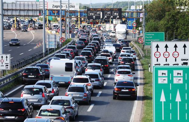 Zagreb: Gužve na naplatnim kućicama u Lučkom prema moru