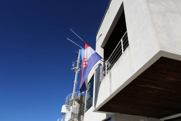 Mali Lošinj: Zastave spuštene na pola koplja u srednjoj školi koju je pohađala ubijena učenica