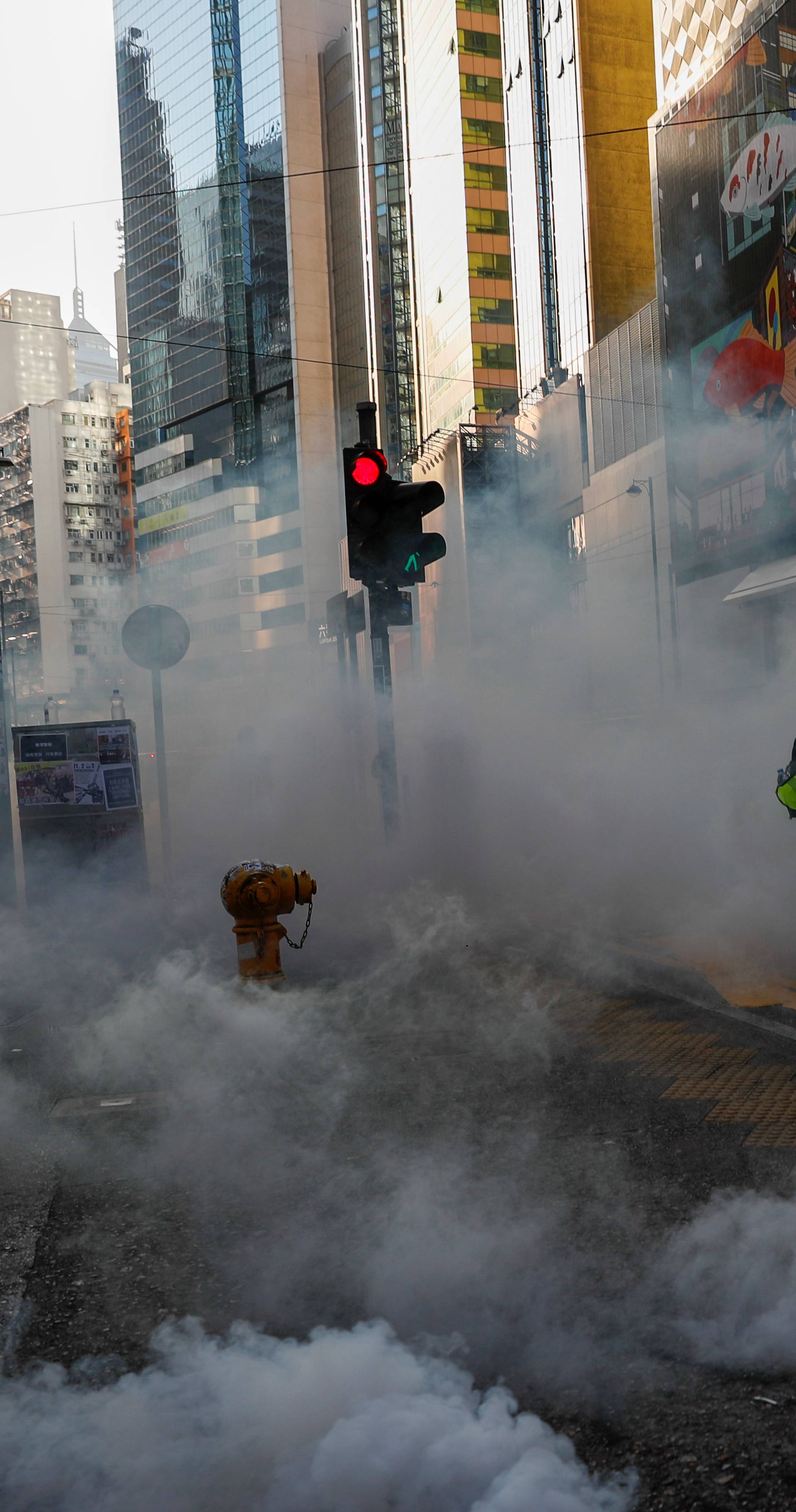Novi sukobi u Hong Kongu: Na prosvjednike ispalili suzavac