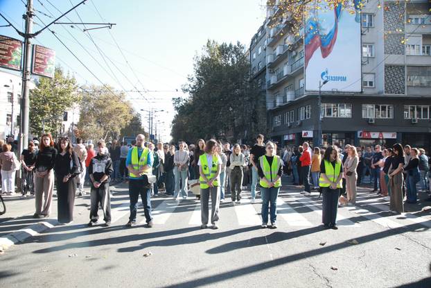 Novi Sad: U 11.52 sve je stalo, građani sa 16 minuta tišine odali počast stradalima