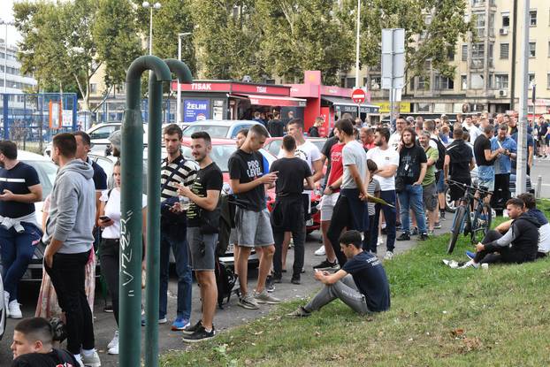 Zagreb: Stotine navijača satima strpljivo čekaju u redu kako bi nabavili ulaznice za utakmicu između Dinama i Chelseaja 