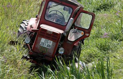 Vladislavci: Muškarca (74) u polju prignječio traktor