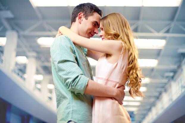 25 znakova da je zaljubljen u vas i 7 da mu se baš i ne sviđate