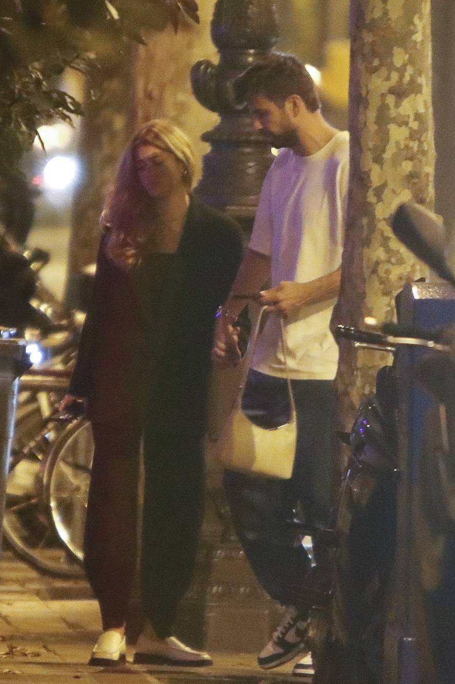 EXCLUSIVE: First photos of Gerard Pique and his new girlfriend Chia, after signing the separation with Shakira.