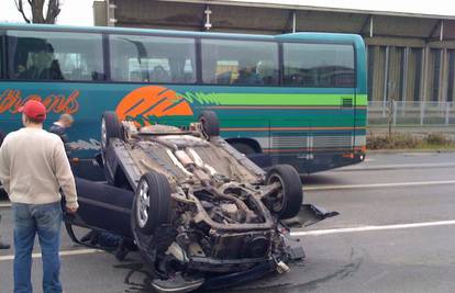 Zagreb: Sudarili se  auto i autobus, ozlijeđen vozač 