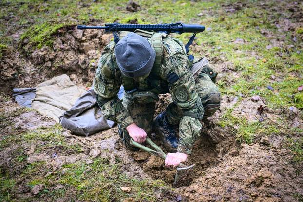 FOTO Vojni kadeti u akciji. Ovo su kadrovi sa zimskih kampova: 'Motivirani su i željni rada...'