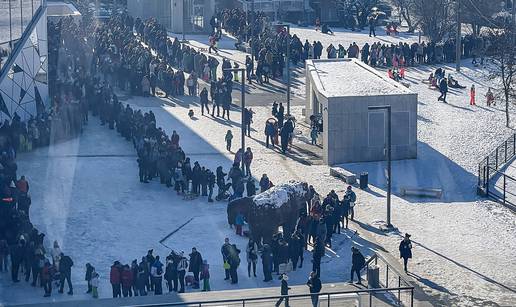 FOTO: Beskrajni red ispred sljemenske žičare, svi se žele besplatno odvesti do vrha