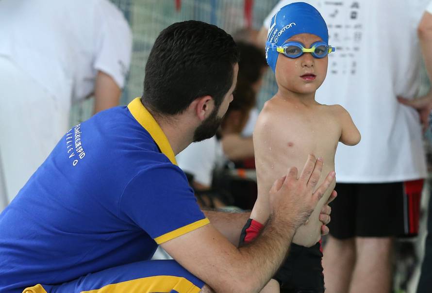 Dječak bez ruku osvojio zlatnu medalju: 'Njemu je bazen sve'