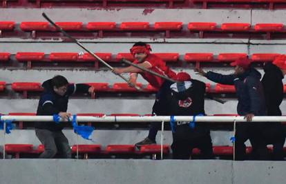 Totalni kaos u Čileu, prekinuli utakmicu zbog nereda! Tukli se šipkama, bacali šok-bombe...