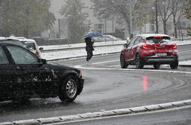 Slavonski Brod: Gusti snijeg stvara probleme i zastoje u prometu