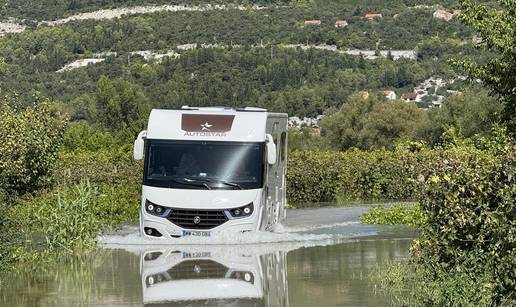 FOTO Posljedice oluje nedaleko Vrgorca: Vinogradi pod vodom, auti se probijali kroz bujice...